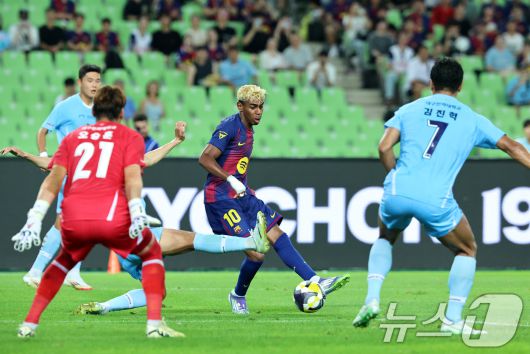 4일 오후 대구 수성구 대구스타디움에서 열린 '2025 FC바르셀로나 아시아투어' 대구FC와 FC바르셀로나의 경기에서 전반 FC바르셀로나 라민 야말이 상대방 문전에서 드리블 돌파를 하고 있다. 2025.8.4/뉴스1 ⓒ News1 구윤성 기자