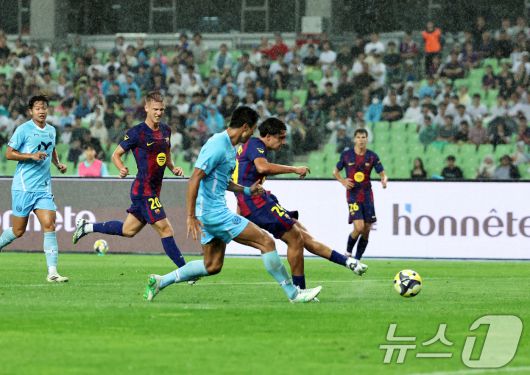 4일 오후 대구 수성구 대구스타디움에서 열린 '2025 FC바르셀로나 아시아투어' 대구FC와 FC바르셀로나의 경기에서 후반 FC바르셀로나 안토니오 페르난데스가 팀의 네번째 골을 넣고 있다. 2025.8.4/뉴스1 ⓒ News1 구윤성 기자