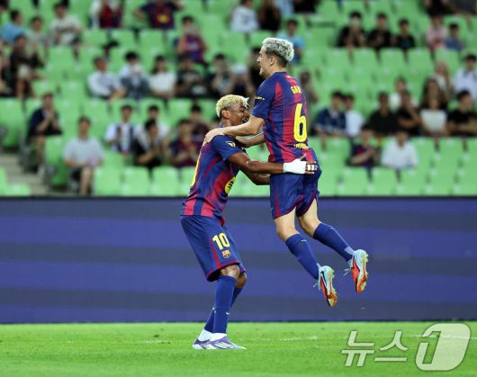 4일 오후 대구 수성구 대구스타디움에서 열린 '2025 FC바르셀로나 아시아투어' 대구FC와 FC바르셀로나의 경기에서 전반 FC바르셀로나 가비가 선취골을 넣은 뒤 라민 야말과 세리머니하고 있다. 2025.8.4/뉴스1 ⓒ News1 구윤성 기자
