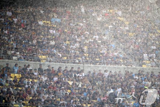 4일 오후 대구 수성구 대구스타디움에서 열린 '2025 FC바르셀로나 아시아투어' 대구FC와 FC바르셀로나의 경기, 후반전 폭우가 쏟아지는 가운데 축구팬들이 관중석을 지키고 있다. 2025.8.4/뉴스1 ⓒ News1 공정식 기자