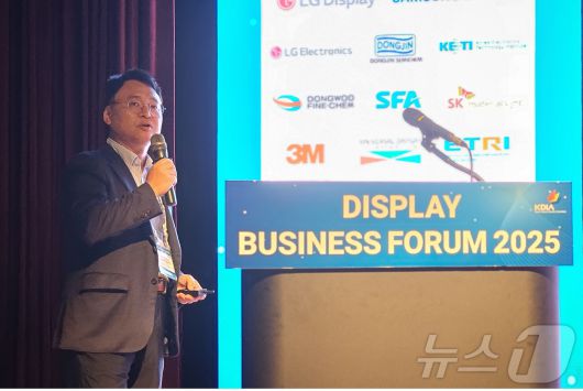 조성찬 삼성디스플레이 부사장이 6일 서울 코엑스에서 열린 2025 디스플레이 비즈니스 포럼에서 기조 연설을 하고 있다.(삼성디스플레이 제공) ⓒ News1 최동현 기자