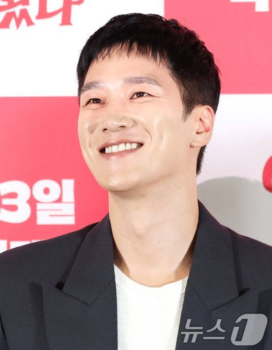 배우 안보현이 6일 서울 용산구 CGV용산아이파크몰에서 열린 영화 '악마가 이사왔다‘(감독 이상근) 언론시사회에 참석해 미소를 짓고 있다. '악마가 이사왔다'는 새벽마다 악마로 깨어나는 선지(임윤아 분)를 감시하는 기상천외한 아르바이트를 하게 된 청년 백수 길구(안보현 분)의 영혼 탈탈 털리는 이야기를 담은 악마 들린 코미디다. 2025.8.6/뉴스1 ⓒ News1 권현진 기자