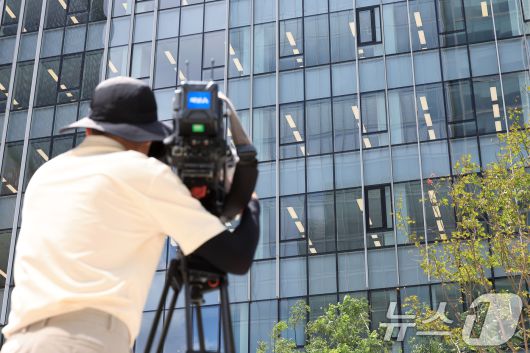 김건희 여사 소환 조사를 하루 앞둔 5일 서울 종로구에 마련된 김건희 특검팀(특별검사 민중기)이 입주한 건물 앞에서 방송사 취재진이 취재를 하고 있다./뉴스1 ⓒ News1 박정호 기자