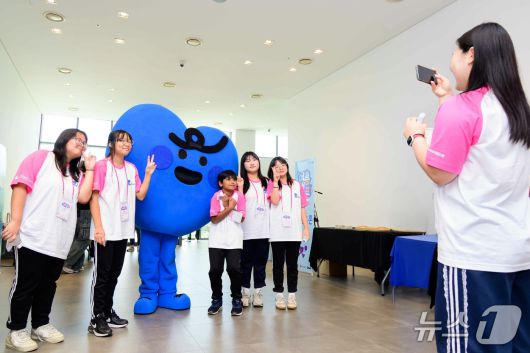 제일기획은 7일 경기도 고양시 삼성화재 글로벌캠퍼스 다목적홀에서 삼성 다문화청소년 스포츠 클래스 여름캠프를 개최했다. 삼성 다문화청소년 스포츠 클래스 마스코트와 함께 기념촬영을 하고 있다. (사진제공 = 제일기획)