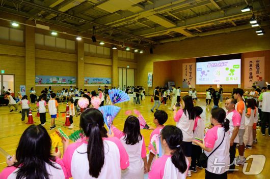 제일기획은 7일 경기도 고양시 삼성화재 글로벌캠퍼스 다목적홀에서 삼성 다문화청소년 스포츠 클래스 여름캠프를 개최했다. 학생들이 열띤 응원전을 펼치고 있다. (사진제공 = 제일기획)