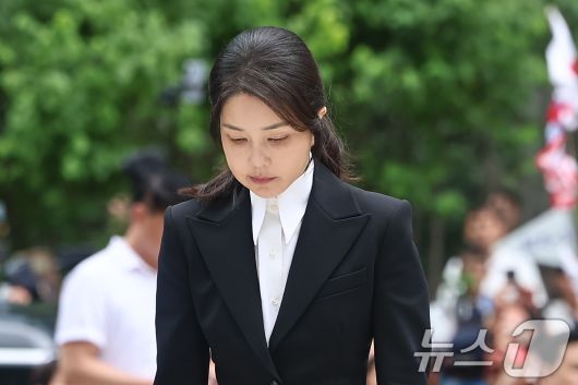 윤석열 전 대통령 부인 김건희 여사가 6일 서울 종로구에 마련된 김건희 특검팀(특별검사 민중기) 사무실로 조사를 받기 위해 출석하고 있다./뉴스1 ⓒ News1 김도우 기자