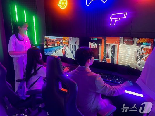 LG디스플레이 부스에서 관람객들이 현존 최고 해상도인 45인치 '5K2K OLED' 모니터로 슈팅 게임을 즐기고 있다. 2025.8.7/뉴스1 최동현 기자