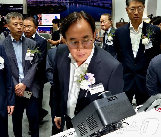 정철동 LG디스플레이 대표이사 사장이 7일 서울 강남구 코엑스에서 열린 'K-디스플레이 2025'에서 삼성디스플레이 부스를 방문해 차세대 유기발광다이오드(OLED) 기술을 체험하고 있다.2025.8.7/뉴스1 ⓒ News1 최동현 기자