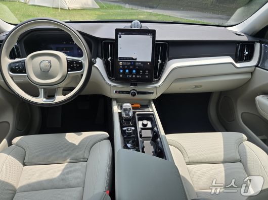 신형 XC60 실내 모습. 브라운 우드였던 대시보드 장식이 화이트 우드로 대체돼 실내 분위기가 한층 밝아졌다. 시트는 새롭게 추가된 블론드 색상. 2025.08.05/뉴스1 김성식 기자