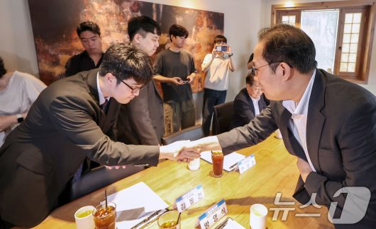 김동건 대한전공의협의회 비상대책위원과 김국일 보건복지부 보건의료정책관이 수련협의체 제3차 회의에서 인사하고 있다. 2025.8.7/뉴스1 ⓒ News1 김성진 기자