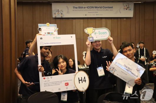 교육부와 한국디지털교육협회는 8일 서울 마포구 상암동 스탠포드호텔코리아 그랜드 볼룸에서 '제15회 이아이콘(e-ICON) 세계대회' 시상식을 개최한다고 밝혔다.(교육부 제공)