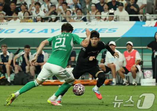 3일 오후 서울 마포구 서울월드컵경기장에서 열린 쿠팡플레이 시리즈 토트넘 홋스퍼와 뉴캐슬 유나이티드의 경기 후반전, 토트넘 양민혁이 돌파하고 있다. 2025.8.3/뉴스1 ⓒ News1 장수영 기자