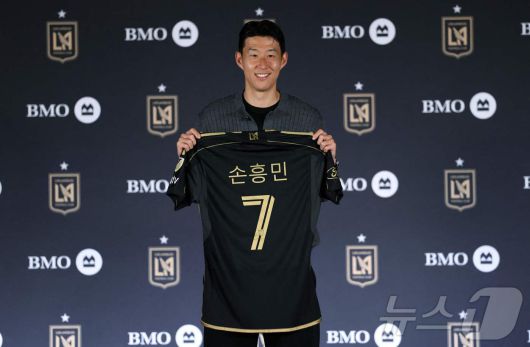 등번호 7번 유니폼을 든 손흥민 ⓒ AFP=뉴스1