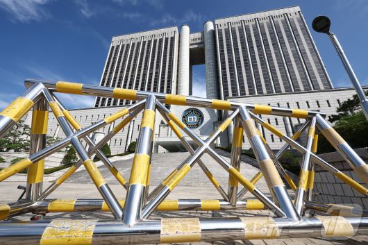 윤석열 전 대통령의 내란 우두머리 혐의 재판과 김건희 여사의 구속영장 심사가 잇따라 예정된 가운데 10일 서울 서초구 서울중앙지법에 적막이 흐르고 있다.  2025.8.10/뉴스1 ⓒ News1 김민지 기자