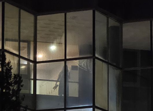 A 씨의 아내가 여성 사우나 탈의실에 서 있는 장면. A 씨는 "그림자로 라인이 보이는 수준을 넘어 무슨 옷을 입었는지까지 보였다"고 설명했다.  (A 씨 제공)