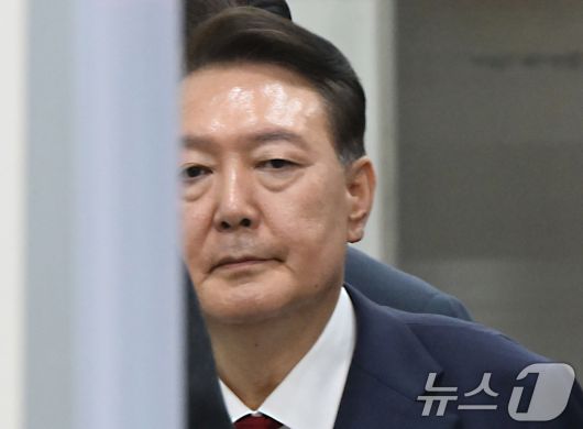 12·3 비상계엄과 관련해 특검 수사를 받는 윤석열 전 대통령이 지난달 9일 밤 서울중앙지법에서 두 번째 구속 전 피의자심문(영장실질심사)을 마친 뒤 대기장소인 서울구치소로 이동하고 있다. 2025.7.9/뉴스1 ⓒ News1 사진공동취재단