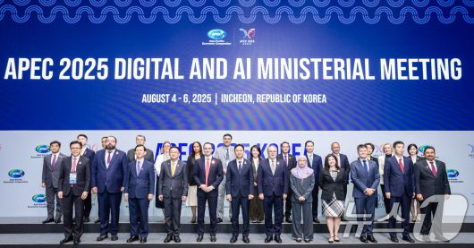 배경훈 과학기술정보통신부 장관이 4일 인천광역시 연수구 송도컨벤시아에서 열린 '아시아태평양경제협력체(APEC) 디지털 AI 장관회의'에서 기념 촬영을 하고 있다. (과학기술정보통신부 제공. 재판매 및 DB 금지) 2025.8.4/뉴스1