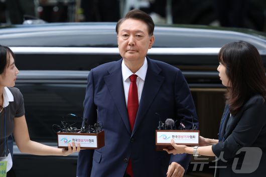 12·3 비상계엄과 관련해 특검의 수사를 받는 윤석열 전 대통령이 두 번째 구속 전 피의자심문(영장실질심사)를 받기 위해  지난달 9일 오후 서울 서초구 중앙지방법원으로 출석하고 있다. 2025.7.9/뉴스1 ⓒ News1 사진공동취재단