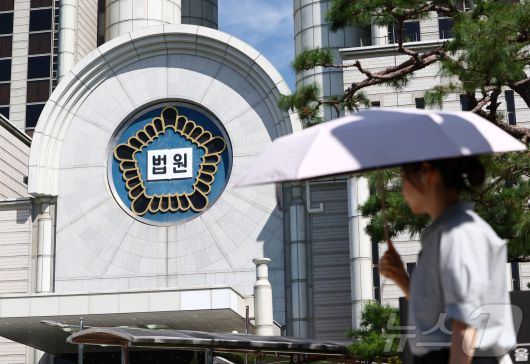 윤석열 전 대통령의 내란 우두머리 혐의 재판과 김건희 여사의 구속영장 심사가 잇따라 예정된 가운데 10일 서울 서초구 서울중앙지법에 적막이 흐르고 있다.  ⓒ News1 김민지 기자