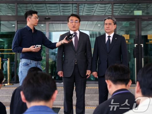 윤석열 전 대통령 법률대리인단(배보윤·송진호 변호사)이 지난 7일 오후 서울 서초구 고등검찰청 앞에서 김건희 특검팀(특별검사 민중기)의 윤 전 대통령 2차 체포영장 집행 관련 기자회견을 하고 있다. 2025.8.7/뉴스1 ⓒ News1 황기선 기자