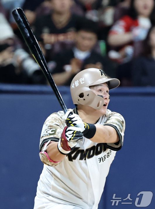 24일 오후 서울 구로구 고척스카이돔에서 열린 프로야구 '2025 신한 SOL뱅크 KBO 리그' KIA와 키움의 경기, 3회말 키움 공격 1사 주자 만루 상황 최주환이 안타를 치고 있다. 2025.6.24/뉴스1 ⓒ News1 이승배 기자