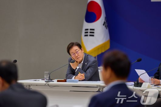이재명 대통령이 지난 1일 서울 용산 대통령실 청사에서 열린 전국 시·도지사 간담회에서 발언을 듣고 있다. (이재명 대통령 SNS. 재판매 및 DB금지) 2025.8.2/뉴스1 ⓒ News1 이재명 기자