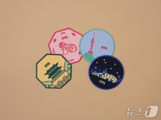 서울의 랜드마크 디자인의 원단코스터로 2025년 8월 KCON LA 2025에서 남산과 경복궁 제품이 가장 먼저 완판되었다.(서울관광재단 제공)