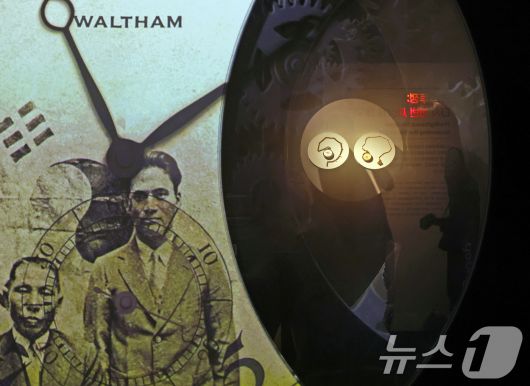 11일 오전 서울 중구 덕수궁 돈덕전에서 열린 '빛을 담은 항일유산' 특별전 언론공개회에서 방문객들이 백범 김구 선생(오른쪽)과 윤봉길 의사가 의거 당일 교환한 회중시계를 살펴보고 있다. 국가유산청이 광복 80주년을 맞아 개항기부터 대한제국, 일제강점기, 광복에 이르는 시대를 110여 점의 유물을 소개하는 이번 전시는 오는 12일부터 두 달간 개최된다. 2025.8.11/뉴스1 ⓒ News1 오대일 기자