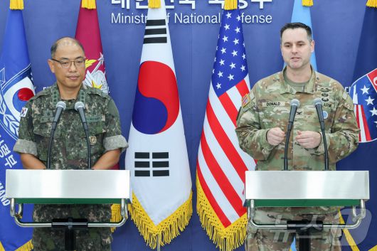 이성준 합동참모본부 공보실장(왼쪽)과 라이언 도널드 유엔사·연합사·주한미군사 공보실장이 7일 오전 서울 용산구 국방부 브리핑룸에서 25년 을지 자유의 방패(UFS) 연습 한미 공동브리핑을 하고 있다. 2025.8.7/뉴스1 ⓒ News1 사진공동취재단
