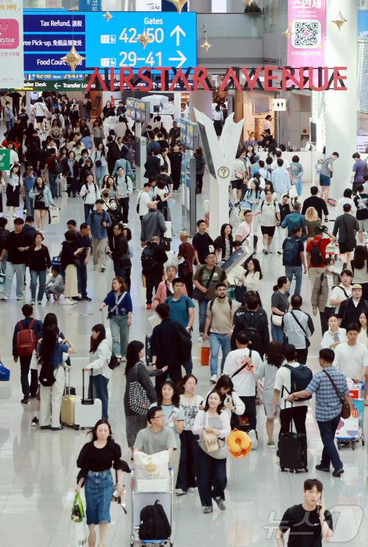 현충일 연휴가 시작된 6일 오전 인천국제공항 제1터미널 면세점이 관광객들로 붐비고 있다.2025.6.6/뉴스1 ⓒ News1 김진환 기자