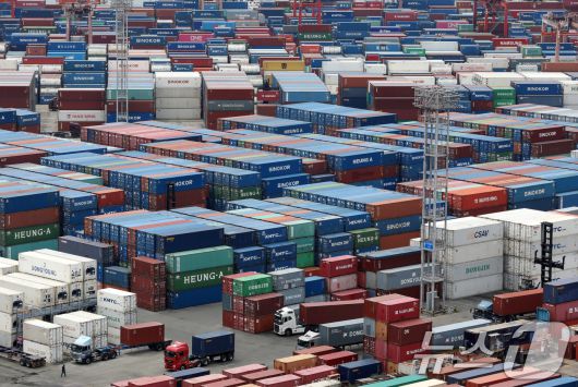 부산항 신선대부두 야적장에 컨테이너가 가득 쌓여 있는 모습. 2025.8.11/뉴스1 ⓒ News1 윤일지 기자
