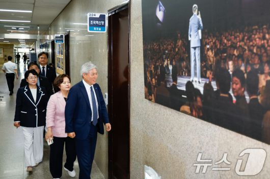 김선민 조국혁신당 대표 권한대행과 서왕진 원내대표를 비롯한 의원들이 11일 오후 서울 여의도 국회에서 조국 전 대표 8·15 광복절 특별사면에 대한 입장을 밝히기 위해 회의실로 향하고 있다. 오른쪽에 걸린 사진은 조 전 대표. 2025.8.11/뉴스1 ⓒ News1 안은나 기자
