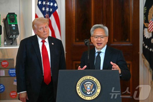 도널드 트럼프 미국 대통령이 30일(현지시간) 워싱턴 백악관에서 20여명의 글로벌 기업 CEO가 참석한 가운데 열린 '미국 투자' 행사서 젠슨 황 엔비디아 CEO의 발언을 듣고 있다. 2025.05.01 ⓒ AFP=뉴스1 ⓒ News1 우동명 기자