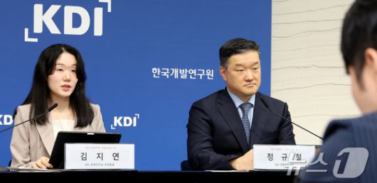 정규철 KDI 경제전망실장, 김지연 KDI 전망총괄이 12일 세종시 정부세종청사에서 8월 경제전망 수정을 발표하고 있다. 우리 경제는 2025년 건설투자 부진에 주로 기인하여 0.8%의 낮은 성장률을 기록한 후, 2026년에는 수출 부진에도 불구하고 내수가 완만하게 회복되면서 1.6% 성장할 전망이라고 밝혔다. 2025.8.12/뉴스1 ⓒ News1 김기남 기자