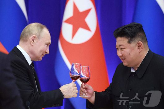 2024년 6월 19일 평양에서 만난  김정은 북한 노동당 총비서와 블라디미르 푸틴 러시아 대통령.  2024.06.19 ⓒ AFP=뉴스1 ⓒ News1 우동명 기자