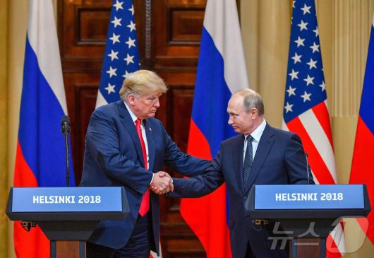 2018년 7월 16일(현지시간) 당시 핀란드 헬싱키 대통령궁에서 열린 회담 후 공동 기자회견에 참석하기 전 악수하고 있는 도널드 트럼프 미국 대통령(왼쪽)과 블라디미르 푸틴 러시아 대통령(오른쪽). ⓒ AFP=뉴스1 ⓒ News1 조소영 기자