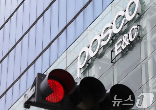 6일 인천 연수구 송도국제도시에 위치한 포스코이앤씨 송도사옥 앞 신호등에 빨간불이 켜져 있다.2025.8.6/뉴스1 ⓒ News1 장수영 기자