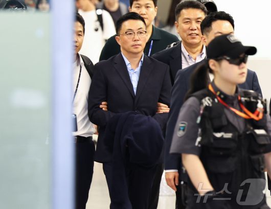 김건희 여사 일가의 '집사'로 지목된 김예성씨가 12일 인천국제공항 제1여객터미널을 통해 입국한 뒤 민중기 특별검사팀에 체포돼 이동하고 있다. (공동취재) 2025.8.12/뉴스1 ⓒ News1 박지혜 기자