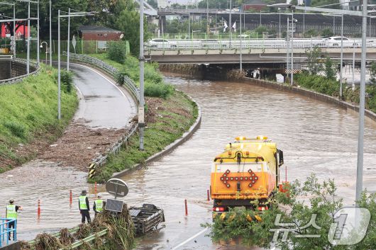 서울 동북·서북권에 호우경보가 발령된 13일 서울 노원구 월계동을 지나 흐르는 중랑천이 범람해 동부간선도로 통행 복구작업이 실시되고 있다. 2025.8.13/뉴스1 ⓒ News1 민경석 기자
