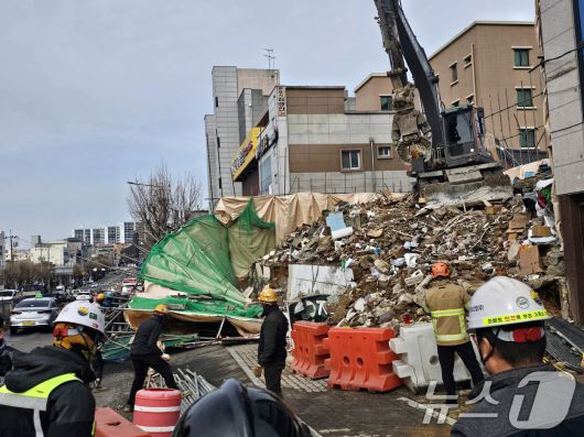 올헤 2월 광주 동구 지산사거리의 한 공사 현장 건물 가림막이 인도쪽으로 무너져 내려 1명이 부상을 입었다. 사진은 현장의 모습. 2025.2.25/뉴스1 ⓒ News1 최성국 기자