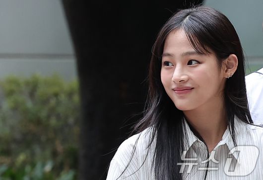 뉴진스 민지가 14일 서울 서초구 서울중앙지방법원에서 열린 어도어가 뉴진스를 상대로 제기한 전속계약 유효 확인 소송 조정기일에 출석하고 있다. 뉴진스와 어도어 간의 합의에 이르지 못할 경우, 재판부는 오는 10월 판결을 선고할 예정이다. 2025.8.14/뉴스1 ⓒ News1 김성진 기자