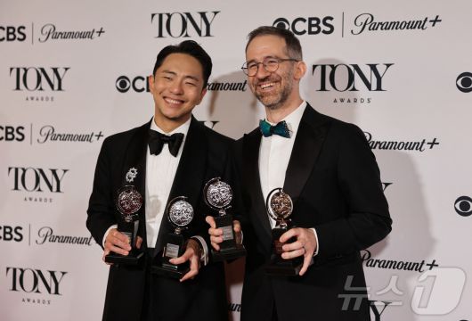 제78회 토니상 시상식에서 '어쩌면 해피엔딩'으로 음악상(Best Score)과 각본상(Best Book of a Musical)을 받은 박천휴(왼쪽)와 윌 애런슨. ⓒ 로이터=뉴스1 ⓒ News1 정수영 기자