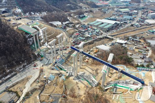 지난 2월25일 오후 경기도 안성시 서운면 서울-세종고속도로 다리 건설현장에서 교량이 붕괴된 모습이 보이고 있다.  2025.2.25/뉴스1 ⓒ News1 이승배 기자