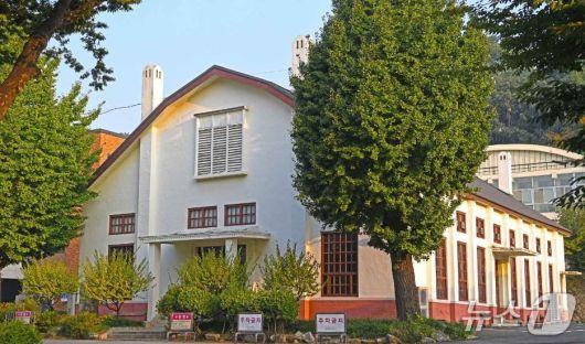 제물포고등학교 강당은 일제 강점기인 1935년 건립된 것으로, 학교 강당의 기능을 했을 뿐만 아니라 지역 사회의 대형 집회 공간으로 이용해 온 역사적인 장소이다.(한국관광공사 제공)