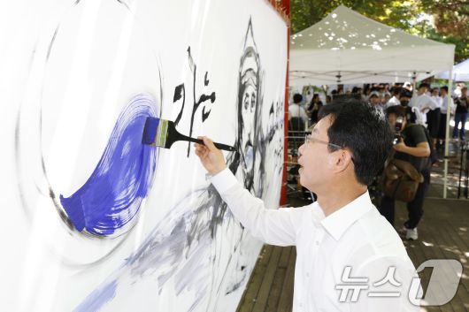 광복 80주년인 15일 광주시 광산구 월곡동 '역사를 이어가는 고려인마을' 행사에서 박병규 광산구청장이 성유진 작가와 드로잉 퍼포먼스를 하고 있다. 2025.8.15/뉴스1 ⓒ News1 김태성 기자