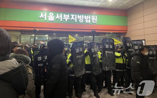 지난 1월 19일 새벽 윤석열 전 대통령에 대한 구속영장이 발부되자 서울 서부지법에 지지자들이 진입해 난동을 부리자 경찰이 이를 진압하고 있다. 2025.1.19/뉴스1 ⓒ News1 김민수 기자