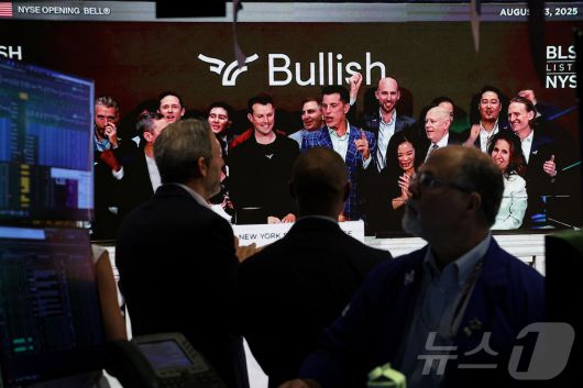 13일(현지 시각) 미국의 암호화폐 거래소 불리쉬가 뉴욕증시 상장에 성공하자 직원들이 환호하고 있다. ⓒ 로이터=뉴스1 ⓒ News1 박형기 기자