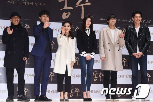 이준익 감독, 배우 박정민, 최희서, 신윤주, 강하늘, 민진웅(왼쪽부터)이 12일 오후 서울 연세대학교 백주년 기념관에서 열린 영화 ‘동주’(감독 이준익) 시네마 쇼케이스에 참석해 포즈를 취하고 있다. ⓒ News1 고아라 기자