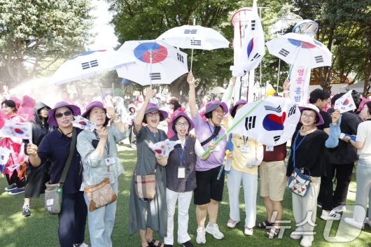 광복 80주년인 15일 광주 광산구 월곡동 고려인마을에서는 고려인마을 주민, 학생등 400여명이 참여해 '역사를 이어가는 고려인마을' 행사로 봉오동 전투 재현 거리 퍼포먼스, 기념공연 등을 진행하고 있다. 2025.8.15/뉴스1 ⓒ News1 김태성 기자