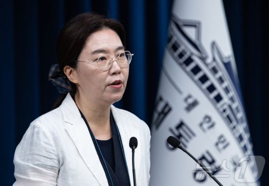 강유정 대통령실 대변인이 14일 서울 용산 대통령실 청사에서 국민임명식 및 외빈 만찬 관련 브리핑을 하고 있다. 2025.8.14/뉴스1 ⓒ News1 이재명 기자